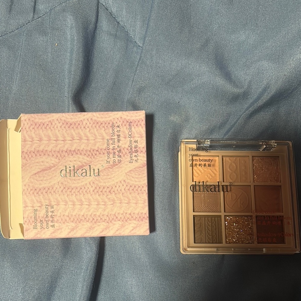 Luxurious Brown and Gold Eyeshadow Palette with Matte and Shimmer Finishes